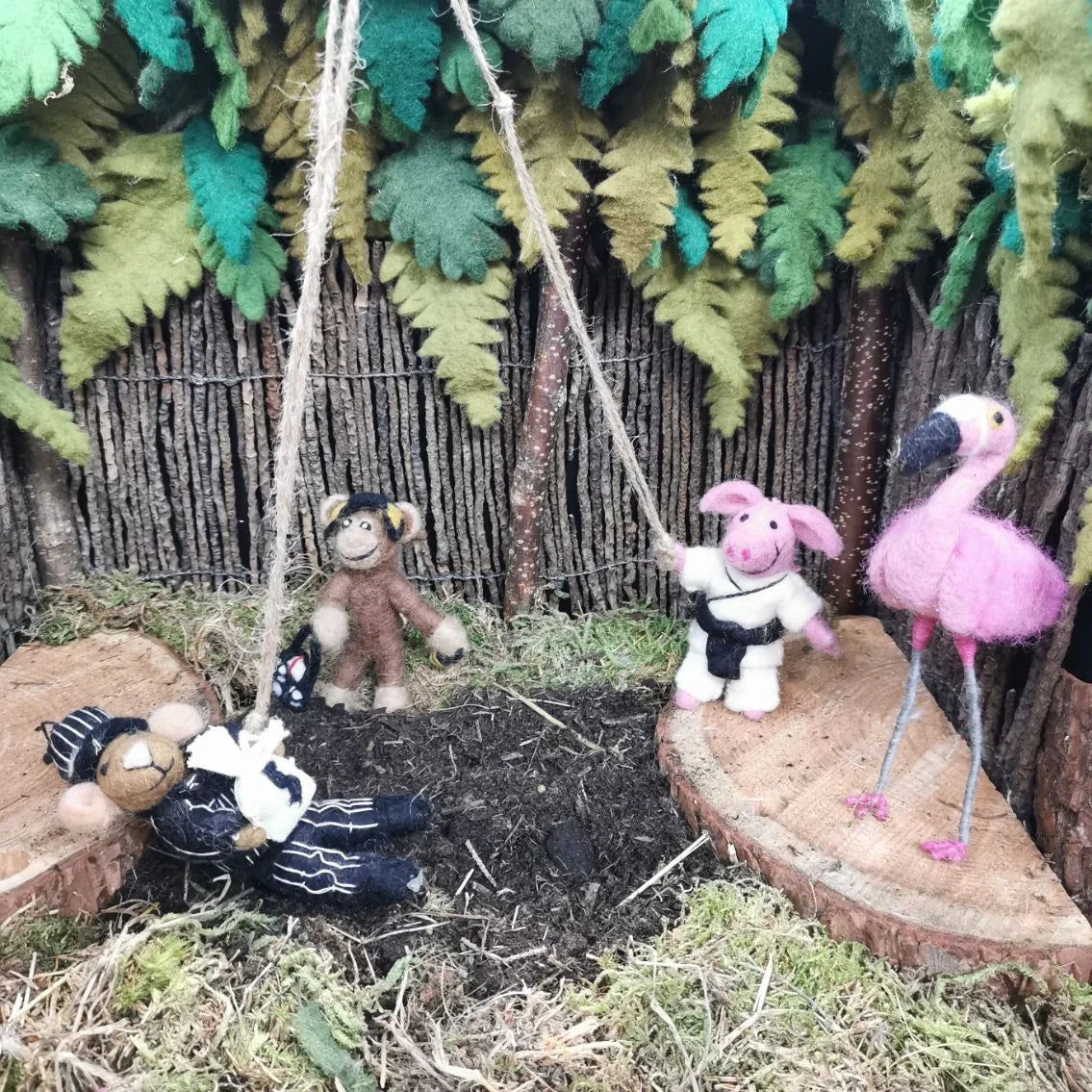 Boule de Noël en Feutrine Frankie le Flamant Rose par Felt So Good