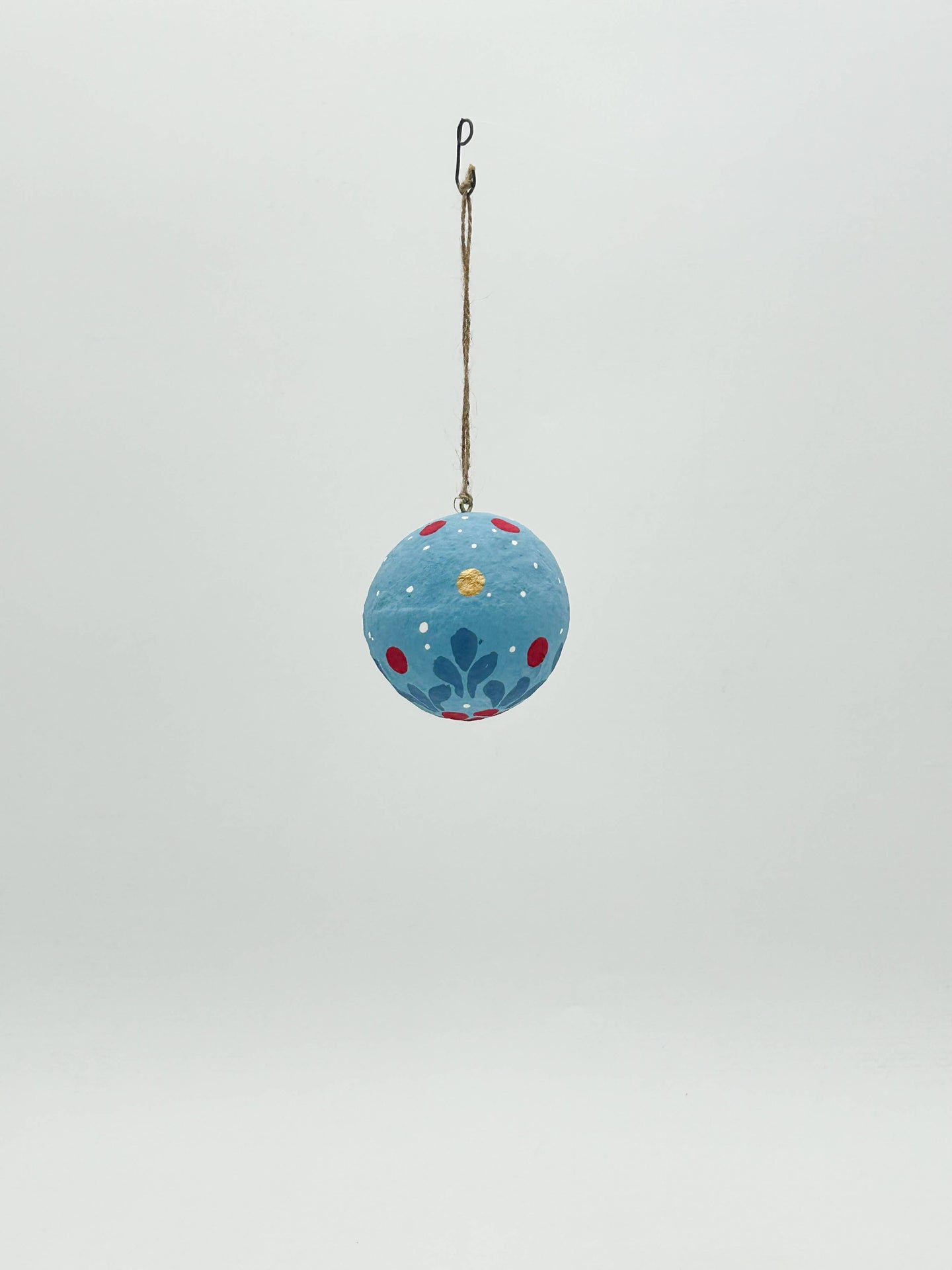 Boule de Noël en coton mâché