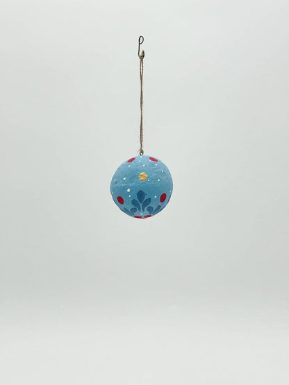 Boule de Noël en coton mâché