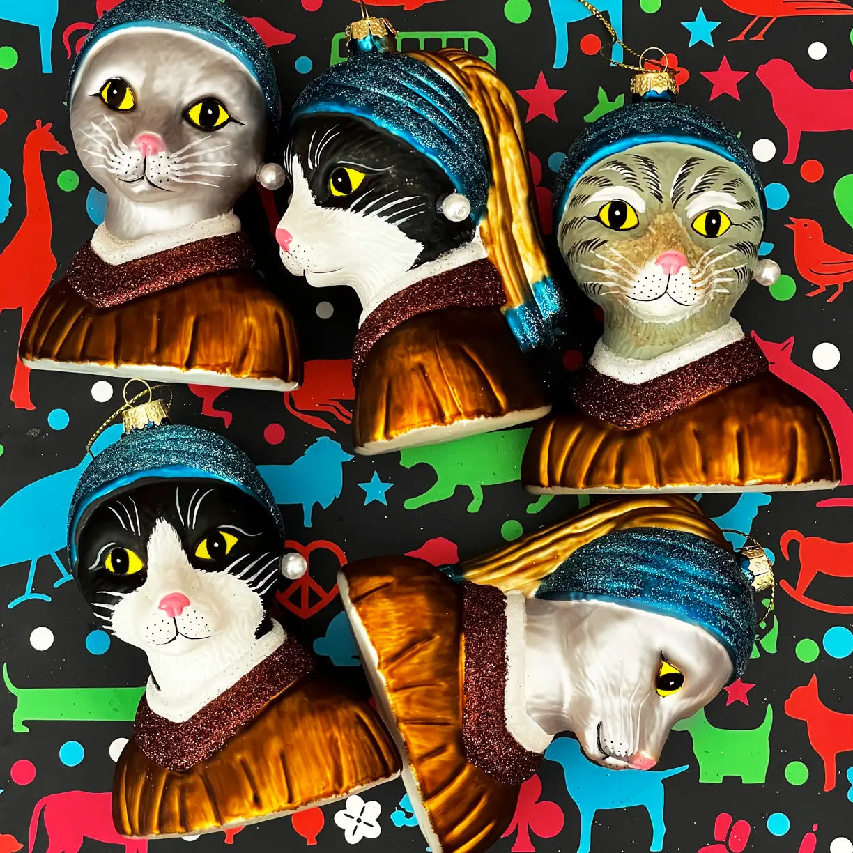 Boule de Noël Jeune Fille à la Perle Chat Blanc par Naked Decor