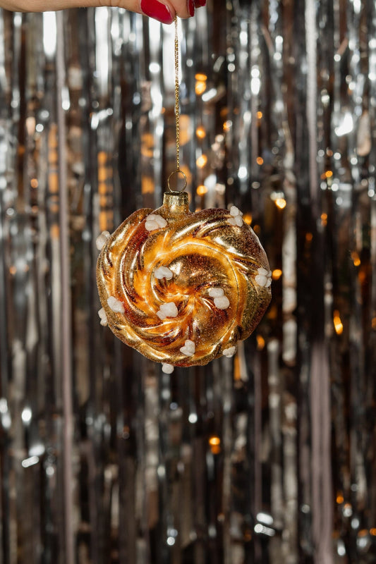 Zimtschnecken-Weihnachtskugel