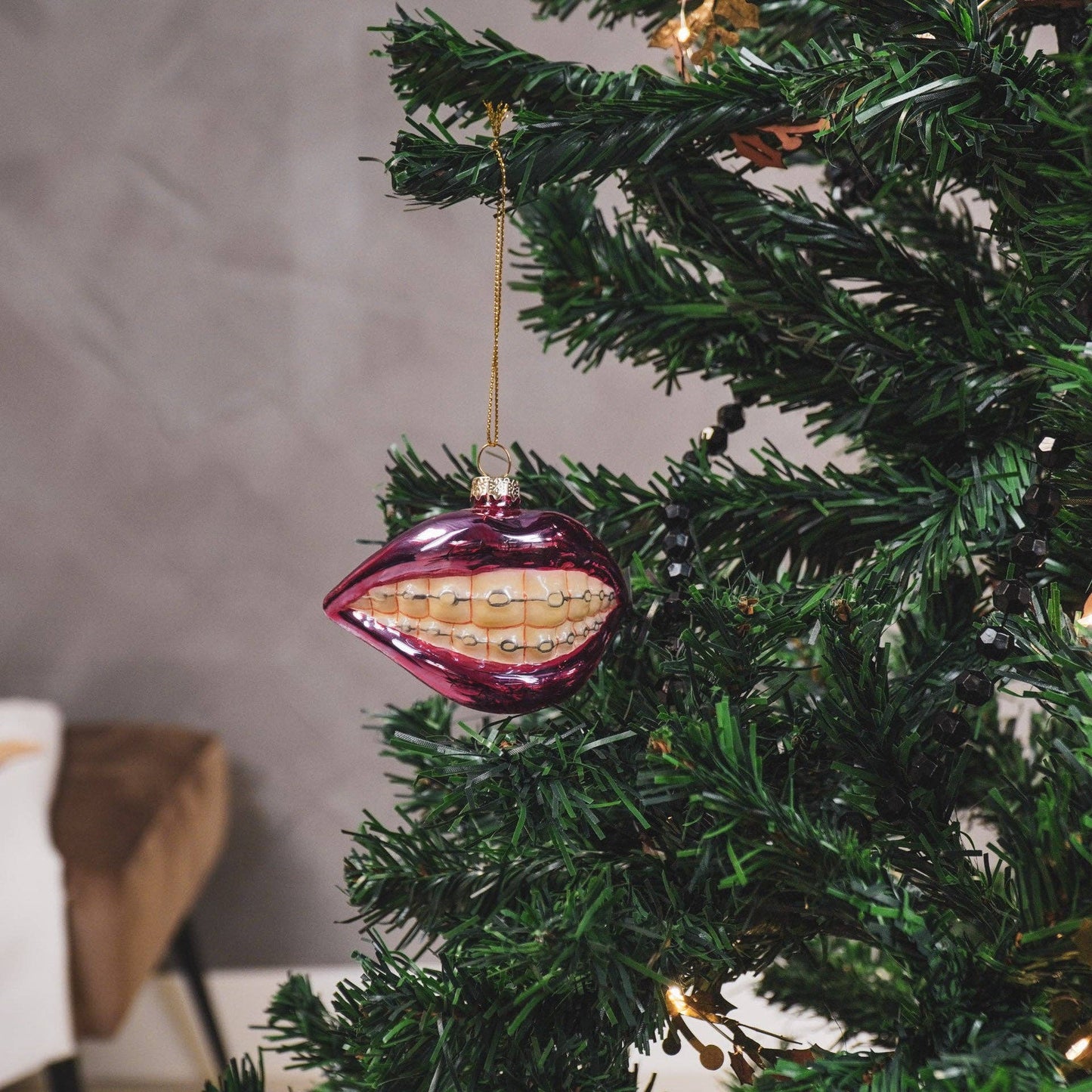 Weihnachtskugel Mund mit Zahnspange