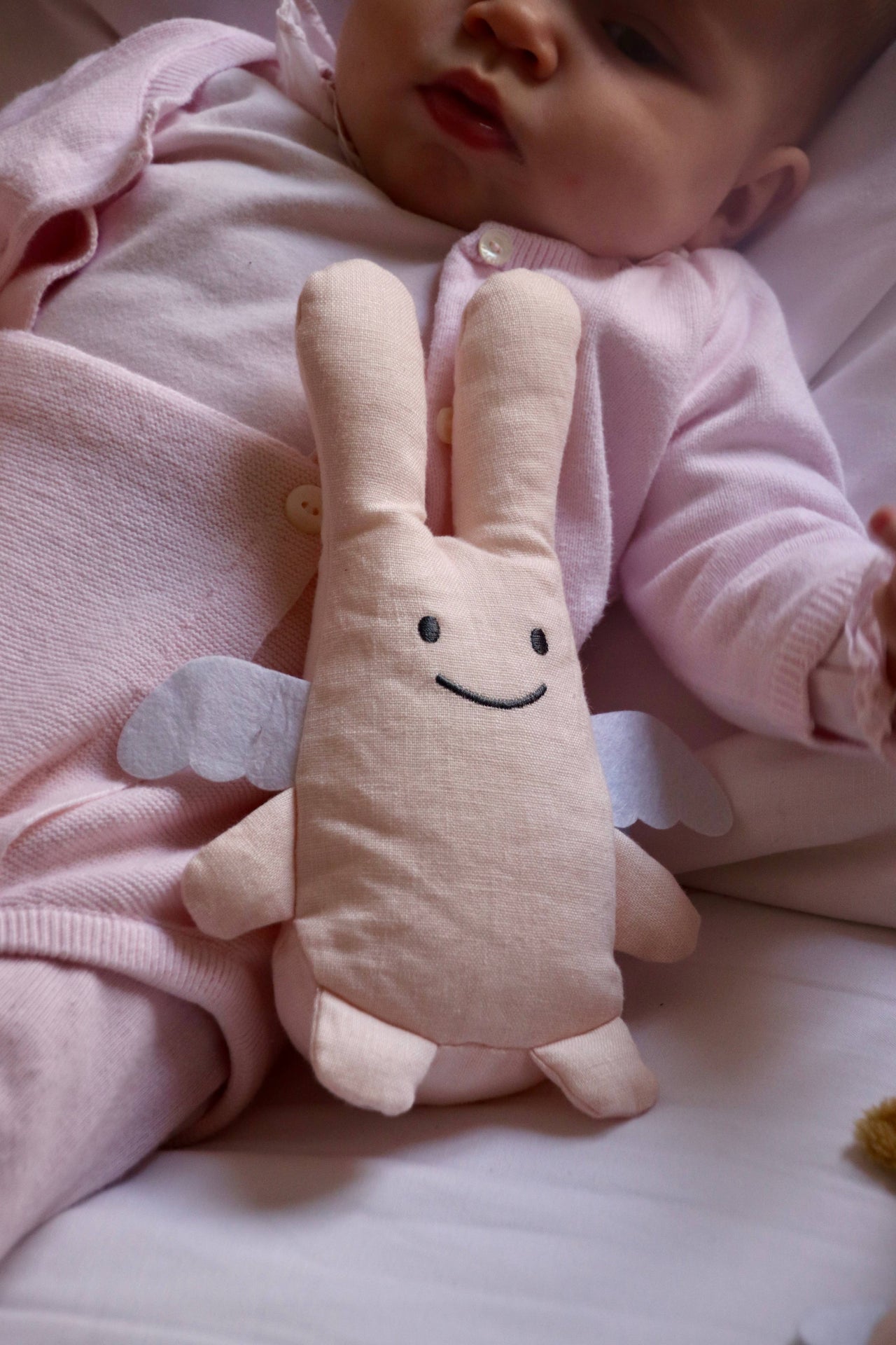 Ange Lapin Doudou avec Hochet - Coton Bio Rose